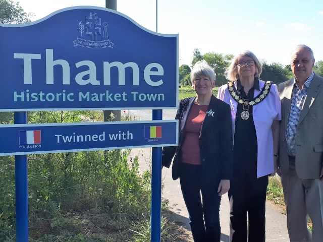 Councillors Helena Fickling, Ann Midwinter and David Bretherton with one of the new Thame Gateway Sign